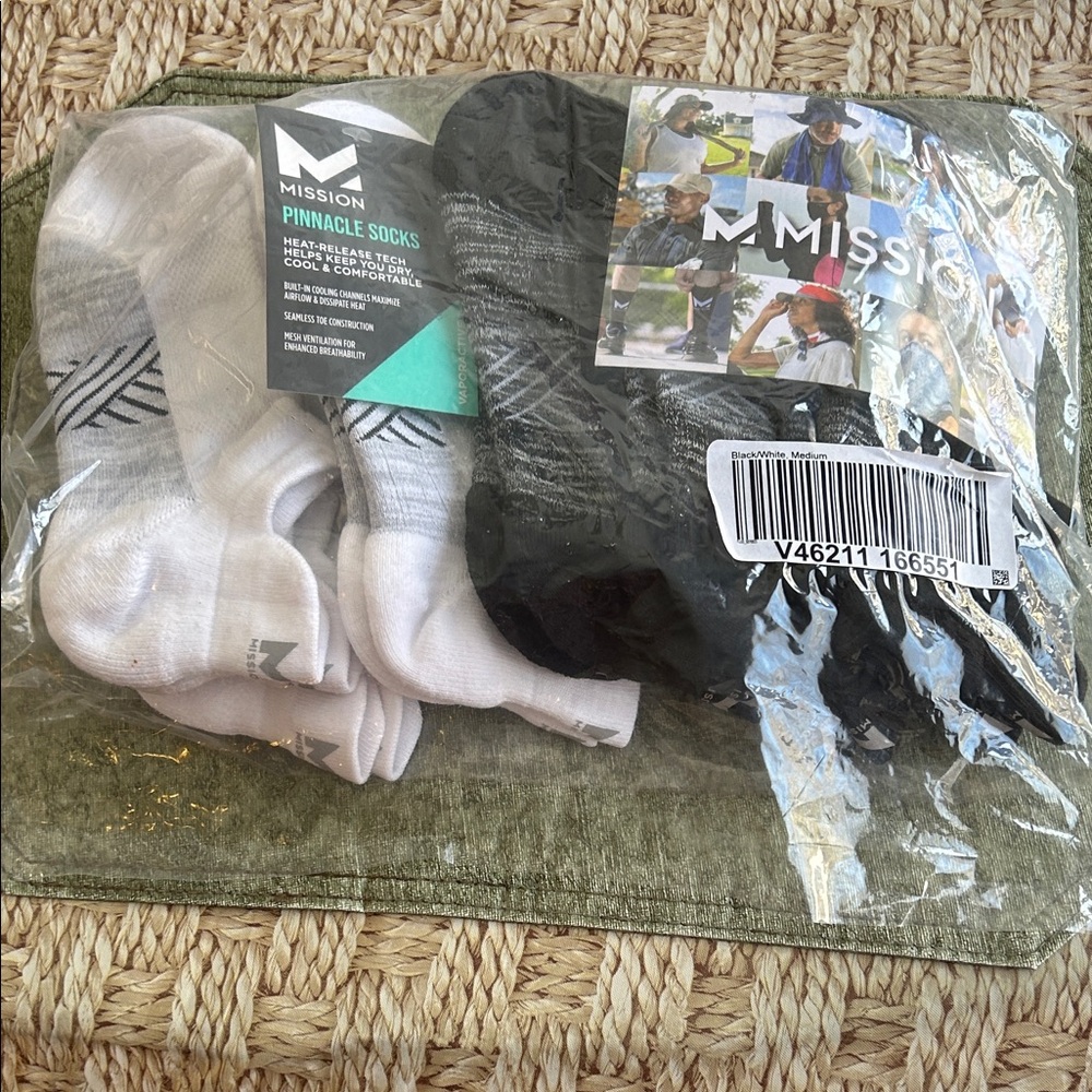 NWT Mission Pinnacle no show ankle socks 6 pairs white/black